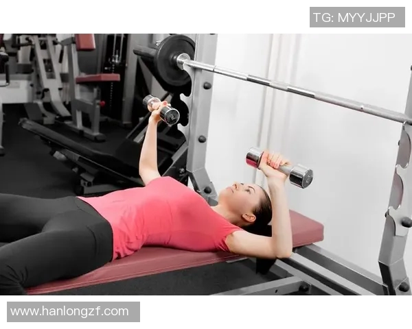 哑铃练胸肌的有效方法与技巧视频分享助你打造完美胸部线条